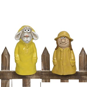 Keramik Zaunhocker im Regenmantel - Zaunfiguen im Ostfriesennerz - Schietwetter Zaundeko, Frosch, Katze, Schaf, Kinder, Mann + Frau