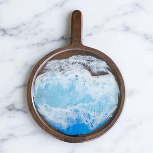 Resin Ocean Wave Charcuterie Board Beach Themed Serving Tray Coastal Design Acacia Wood Kitchen Accessory Entertaining Piece Nautical Decor