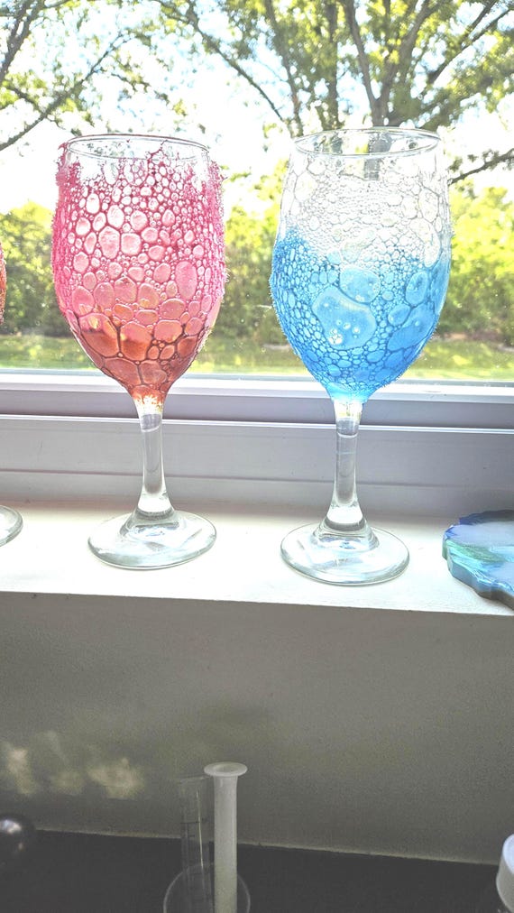 Pink Bubble Wine Glasses, Hand poured resin dragon scale glassware, resin pink barware, dragon scale epoxy resin wine glasses, unique gift