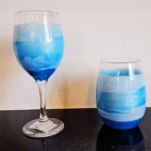 Hand-Poured Resin Ocean Wave Wine Glasses: Coastal Drinkware