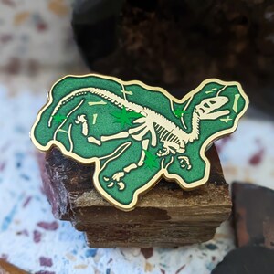 1.5" Inches Deinonychus Raptor Dinosaur Skeleton Fossil | Gold Plated Hard Enamel Glitter Pin | Park Jurassic Skeleton World Velociraptor