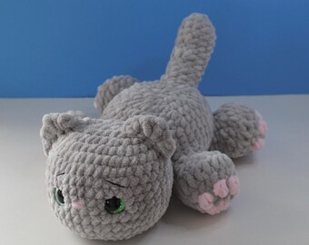 Szydełkowy szary kotek amigurumi pluszowy, puszysty kociak
