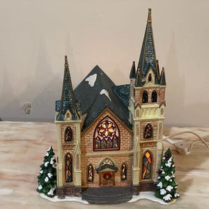 Santa&#39;s Workbench Village Porcelain Lighted House Classic Series