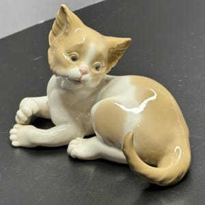 Lladro Surprised Cat Figurine