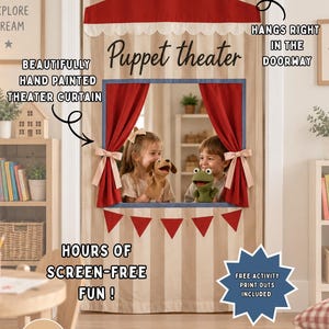 Può includere: Una tenda per teatro dei burattini in tessuto a righe beige e bianche progettata per essere appesa a una porta. Presenta una tettoia rossa smerlata, tende rosse con lacci beige, un'apertura centrale a finestra e bandierine rosse.