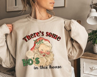 Felpa con la scritta "There's Some Hos in this House" / Maglione divertente di Babbo Natale / Regalo di Natale divertente / Regalo di felpa per le feste / Regalo per lei