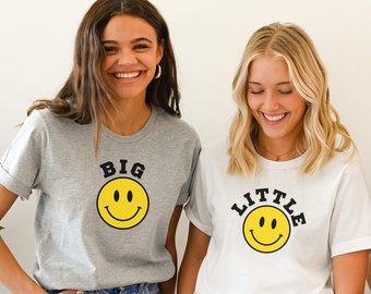 Big Little Sorority-shirts | Big Little-onthullingsshirts | Bijpassende studentenclubshirts | Overhemd van studentenvereniging met lachend gezicht | Groot klein