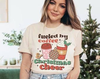 Camiseta para amantes del café / Camiseta navideña retro / Camiseta impulsada por el café y la alegría navideña