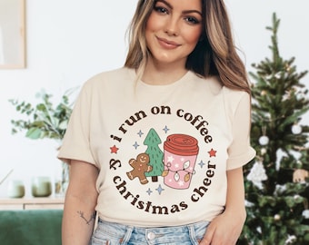 Camiseta de café navideño / Camiseta retro navideña / Camiseta con el mensaje "I Run on Coffee and Christmas Cheer" / Camiseta navideña linda