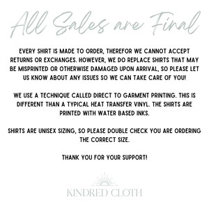 Op de afbeelding: Witte tekst op een lichtblauwe achtergrond met een zon-afbeelding en de tekst "KINDRED CLOTH". De tekst luidt: "Alle verkopen zijn definitief. Elk shirt wordt op bestelling gemaakt, daarom kunnen we geen retouren of omruilingen accepteren. We vervangen echter shirts die mogelijk verkeerd bedrukt of beschadigd zijn bij aankomst, dus laat ons weten over eventuele problemen zodat we er voor kunnen zorgen! We gebruiken een techniek die direct-to-garment printing wordt genoemd. Dit verschilt van een typische hittetransfer vinyl. De shirts worden geprint met watergebaseerde inkten. Shirts zijn unisex-maten, dus controleer alstublieft of je de juiste maat bestelt. Bedankt voor uw steun!"