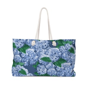 Bolso de fin de semana con hortensias azules: bolso de viaje de verano / bolso de playa con estampado floral de Cape Cod / bolso extragrande para escapadas / estampado azul costero
