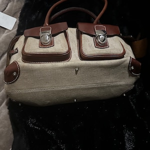 Bolso de mano de cuero con doble bolsillo estilo vintage de Dooney & Bourke, tipo cartera, con monograma