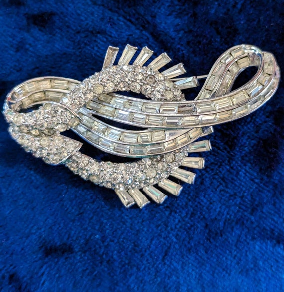 Elegant Pennino 1940's Brooch - image 1