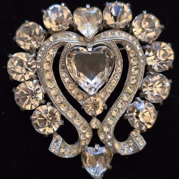 Broche grande vintage de los años 30 con pedrería y piedras en forma de corazón.