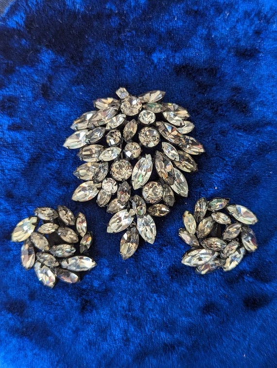 Regency Demi Parure Brooch and Earrings Grey and C