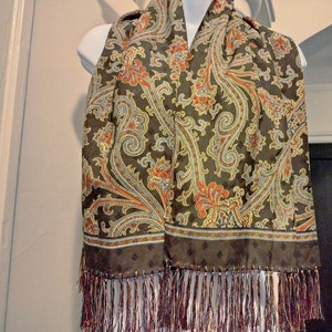 1940&#39;s Paisley Print Scarf with Hand-Knotted Fringe, 1940s Vintage, Rayon, Opera Scarf, Ascot, Excellent Condition, Unisex