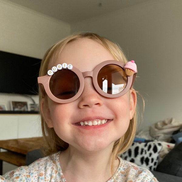 Personalisierte Sonnenbrille | Sonnenbrille mit Namen | Einzigartige Geschenkidee für Kinder | Geschenk 1. Geburtstag