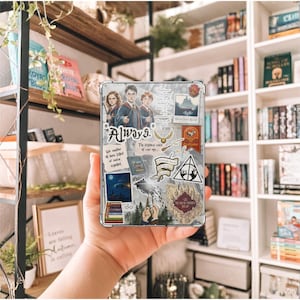 Puede incluir: Una funda rectangular para tableta con un collage de imágenes temáticas de Harry Potter, que incluye personajes, el Mapa del Merodeador, el símbolo de las Reliquias de la Muerte y citas como Always, sobre un fondo gris claro con esquinas metálicas.