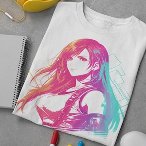 Könnte beinhalten: Weißes T-Shirt mit einer bunten Illustration einer weiblichen Anime-Figur mit langen blauen und pinken Haaren. Die Figur trägt ein schwarzes Tanktop und hält eine Waffe in der Hand. Der Hintergrund ist ein weißes und blaues geometrisches Muster.