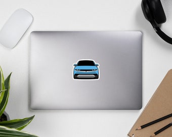 Op de afbeelding: Een lichtblauwe auto sticker met een vooraanzicht van een auto.