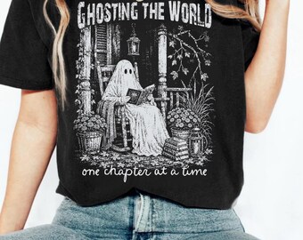 Maglietta Ghosting The World un capitolo alla volta, Maglietta Halloween Fantasma della lettura, Stagione spettrale per amanti dei libri, Regalo autunnale accogliente per lettori, maglietta gotica