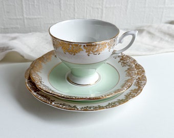 tasses à thé, soucoupes et assiettes d'accompagnement Royal Standard vintage, trio de thés en porcelaine tendre vert menthe et motif floral doré, tasses à thé élégantes Coquette