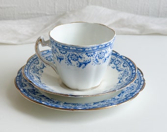 Tasses, soucoupes et assiettes à thé anciennes, tasses à thé Coquette vintage, porcelaine bleue et blanche, motif floral, sang sauvage, Heath and Son