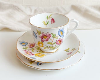 Tazas de té, platillos y platos laterales Royal Albert vintage, patrón de anémona de la década de 1940, juego de té floral vintage, trío de té coqueta, pastel pintado a mano