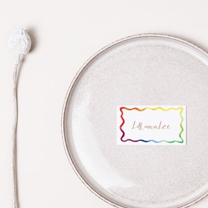 Plantilla de tarjeta de lugar de vieira arco iris, tarjeta de lugar de boda, diseño de garabato, tarjeta de nombre de arco iris de acuarela, imprimible, arco iris colorido, 2x3.5