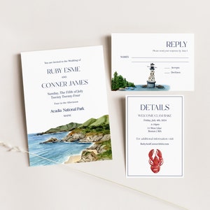 Peut inclure: Suite d'invitation de mariage avec une illustration aquarelle d'un phare et d'une scène côtière. La carte d'invitation indique les noms "Ruby Esme" et "Conner James" ainsi que la date "Dimanche, le 5 juillet 2024". La carte de réponse comporte un espace pour les noms et les options de réponse. La carte des détails comprend le texte "Welcome Clambake" et la date "Vendredi 6 juillet 2024".