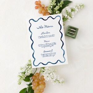 Aquarel blauwe mantel rand diner menu sjabloon, kronkeltje, loopy aquarel menu, moderne Indigo golvend, afdrukbare, bruiloft menukaart, 5 x 7