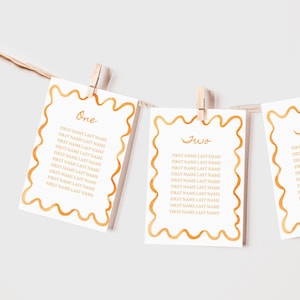 Apricot Squiggle Seating Chart Cards, segnale di assegnazione dei tavoli modificabile, bordo ondulato, stampabile, arancione chiaro, 5x7