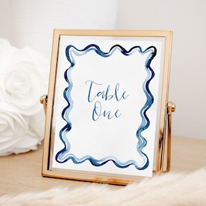 Plantilla de número de mesa de borde de vieira de acuarela, tarjetas de mesa de color azul, diseño garabato, diseño ondulado, imprimible, ambos tamaños 4x6 y 5x7