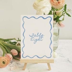 Plantilla de número de mesa de borde de vieira de acuarela, tarjetas de mesa de color azul, diseño de garabatos, diseño ondulado, imprimible 5x7