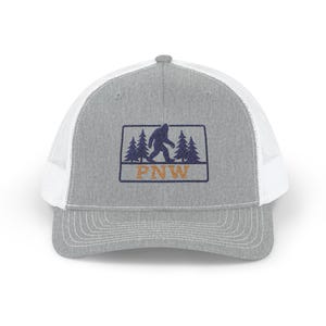pazifischer Nordwesten - Bigfoot Stickerei, Outdoor Ausrüstung, Camping Hut, Geschenk für Naturliebhaber, Wandern Accessoire