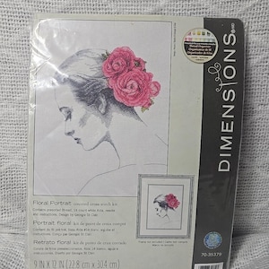 Puede incluir: Kit de punto de cruz contado Portrait floral de Dimensions. El kit incluye hilo pre-ordenado, tejido Aida blanco de 14 puntos, una aguja e instrucciones. El diseño es de Georgie St. Clair. El proyecto terminado mide 9 pulgadas por 12 pulgadas (22,8 cm x 30,4 cm).