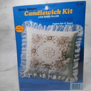 Puede incluir: Un kit de Candlewick azul y blanco para hacer una almohada con borde de encaje. El kit incluye todos los materiales necesarios para crear una almohada cuadrada de 33 cm. El paquete muestra una almohada terminada con un diseño floral.