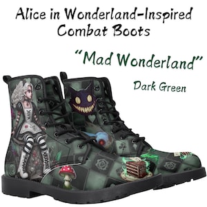 Könnte beinhalten: Dunkelgrüne Combat-Stiefel mit Alice im Wunderland-Motiv. Die Stiefel zeigen Illustrationen von Charakteren und Elementen aus der Geschichte, darunter Alice, die Grinsekatze und ein Pilz. Die Stiefel sind geschnürt und haben eine schwarze Sohle.