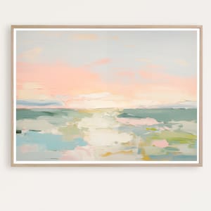 Könnte beinhalten: Abstrakte Landschaftsmalerei in einem Holzrahmen. Das Kunstwerk zeigt eine Pastellfarbpalette mit Schattierungen von Rosa, Blau, Grün und Creme. Die Pinselstriche erzeugen einen strukturierten Effekt, der eine ruhige Meereslandschaft darstellt.