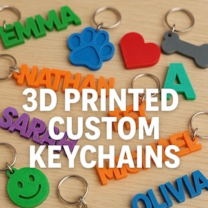 Puede incluir: Una colección de llaveros personalizados impresos en 3D en varios colores, incluyendo verde, naranja, morado y azul. Los llaveros presentan nombres, iniciales y formas como una huella de pata, un corazón y un hueso. También se ve el texto "3D PRINTED CUSTOM KEYCHAINS".