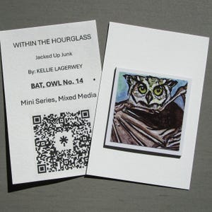 Puede incluir: Dos tarjetas blancas. Una tarjeta tiene el texto "WITHIN THE HOURGLASS", "Jacked Up Junk", "By: KELLIE LAGERWEY", "BAT, OWL No. 14" y "Mini Series, Mixed Media". La otra tarjeta tiene una pequeña imagen cuadrada de un búho.