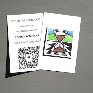Puede incluir: Dos tarjetas blancas. Una tarjeta tiene el texto "WITHIN THE HOURGLASS" y "HOURGLASS No. 46". La otra tarjeta presenta una pequeña pintura de un reloj de arena marrón sobre un fondo a cuadros verde, azul y blanco y negro.