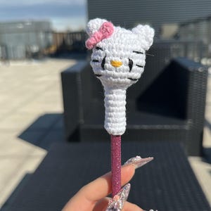 手作りハローキティの鉛筆トッパー、かぎ針編みの猫の頭、かわいい文房具ギフト、グリッタースティックペンカバー、新学期アクセサリー