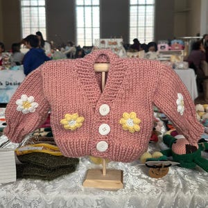 Cardigan fatto a mano per neonata - 0-6 mesi / 100% cotone / Maglia spessa rosa con ricamo floreale / Morbido e sicuro per i neonati, cotone all&#39;uncinetto