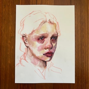 Puede incluir: Retrato en acuarela de una persona con piel pálida, cabello rubio claro y rasgos rojizos. La obra de arte presenta un estilo suave y expresivo con pinceladas visibles y se centra en el rostro y la parte superior del cuerpo del sujeto.