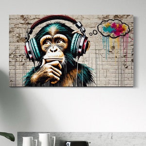 Peut inclure: Une toile d'art graffiti colorée représentant un chimpanzé portant un casque audio et réfléchissant à la musique. Le chimpanzé est représenté dans une pose pensive, la main sur le menton. L'arrière-plan est un mur de briques avec des éclaboussures de peinture colorées.