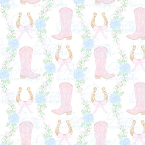 Op de afbeelding: Een herhalend patroon met roze cowboylaarzen, hoefijzers met roze strikken en blauwe hortensia bloemen op een witte achtergrond. Het ontwerp heeft een aquarel stijl en een landelijk thema.