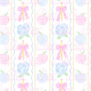 Puede incluir: Un patrón sin costuras con un diseño repetitivo de manzanas rosas y azules, flores azules y lápices con lazos rosas. El fondo es blanco con rayas amarillas y azules.