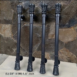 Puede incluir: Cuatro tiradores de puerta de metal negro con remates decorativos de piña. Cada tirador mide 58,4 cm de largo y 3,8 cm de ancho. (L) 58,4 cm x (A) 3,8 cm