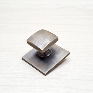4 st. vintage knoppar i massiv mässing, fyrkantiga med stor bakplatta, lådhandtag i mässing